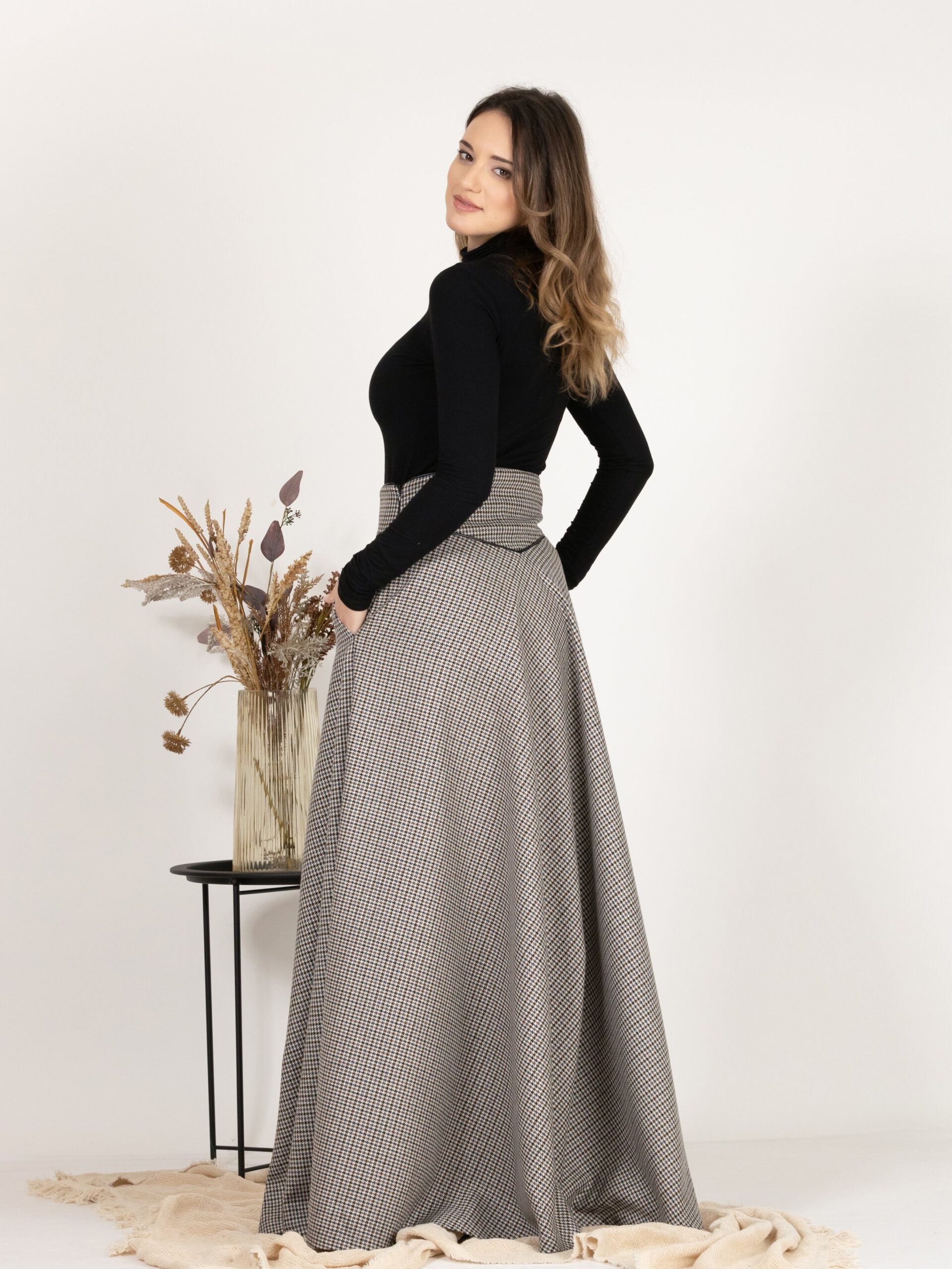 Elegantes Floor Length Wool Houndstooth Skirt with High Waist and Pockets - Image 3